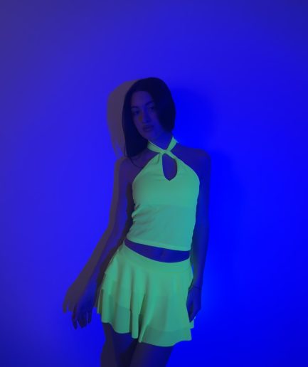 Top fluor escote cruzado con tira