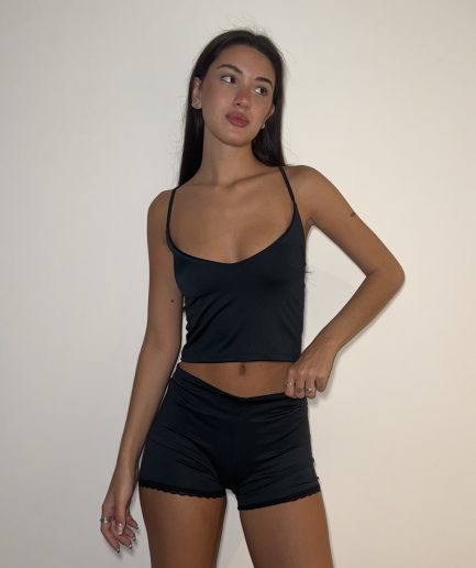 Top micro cavado bretel fino