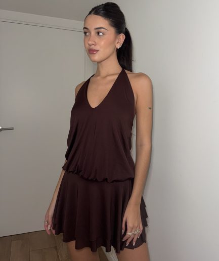 Vestido micro volado embu escote cavado