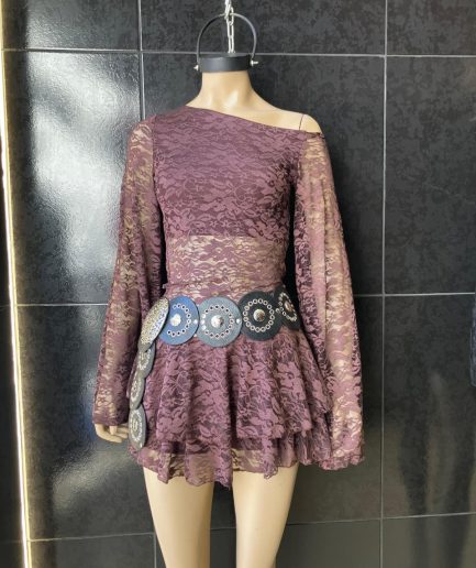 Vestido encaje asim volado m/larga
